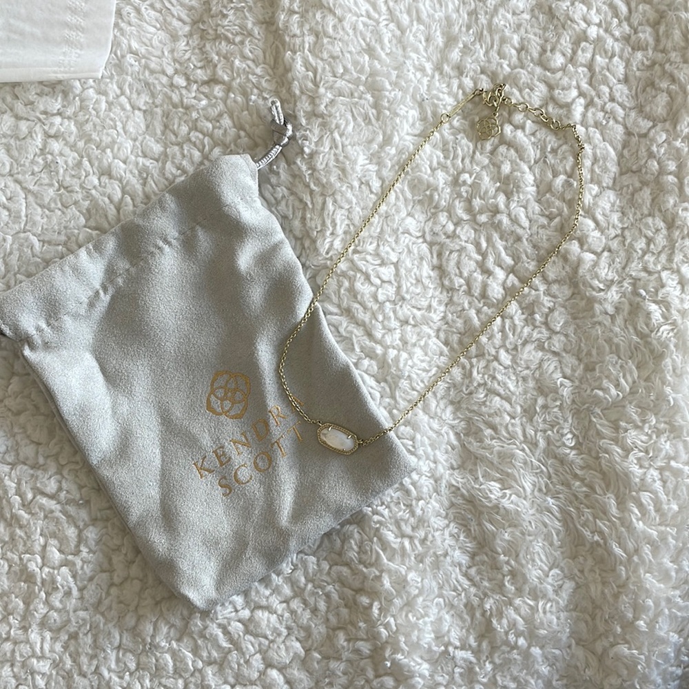 Kendra Scott necklace